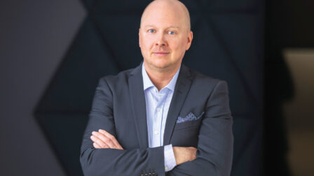 Teemu Pitkänen, Director Healthcare Nordic på Berner Medical, porträtt mot svart bakgrund