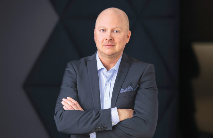 Teemu Pitkänen, Director Healthcare Nordic på Berner Medical, porträtt mot svart bakgrund