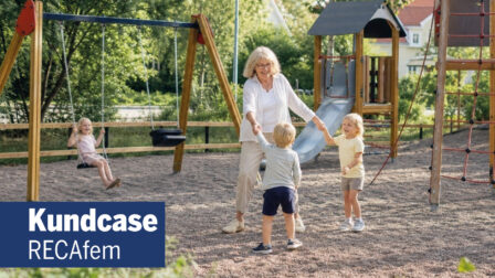 Glad mormor leker med sina två barnbarn i en lekpark, hoppar och rör sig fritt – kundcase om RECAfem mot ansträngningsinkontinens - Bild skapad med AI