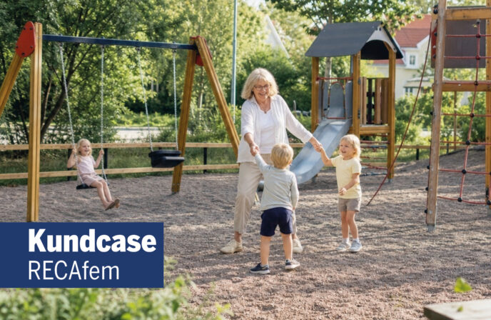 Glad mormor leker med sina två barnbarn i en lekpark, hoppar och rör sig fritt – kundcase om RECAfem mot ansträngningsinkontinens - Bild skapad med AI